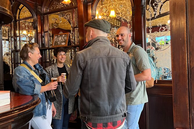 Royal Historic Pubs Walking Guided Tour in London - Small groups keep the afternoon personal