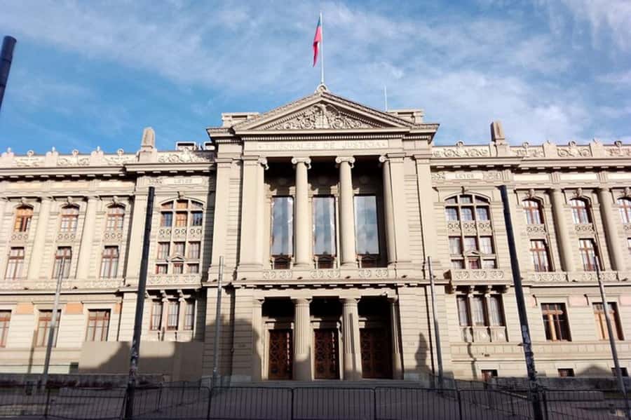 Santiago: Guided Walking Tour of the Historical Old Town - La Moneda and the civic heart of Santiago