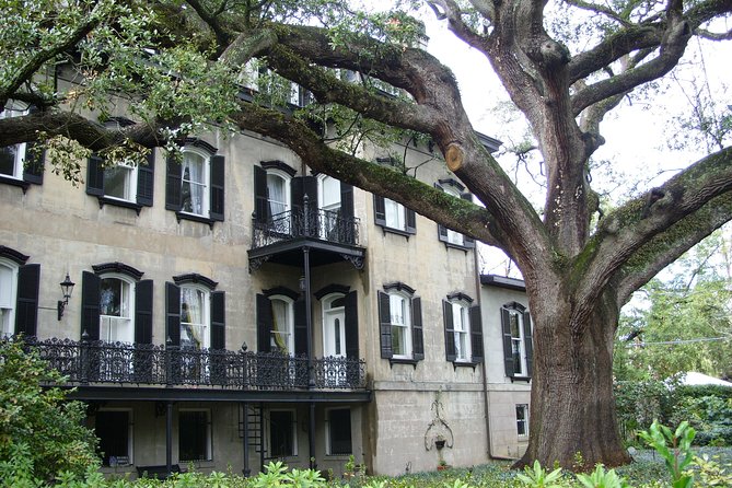 Savannah Historic District Walking Tour - Johnson Square connects monuments to national events