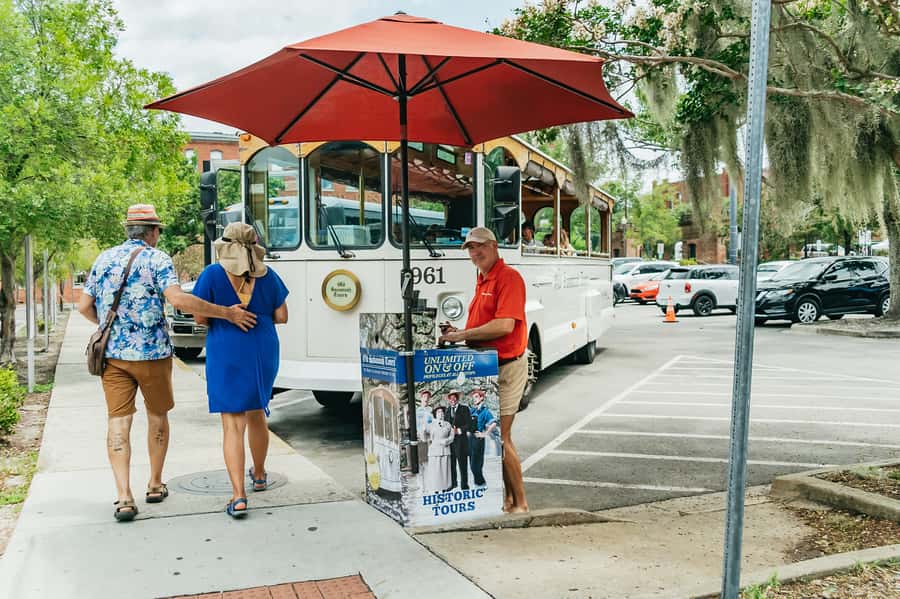Savannah: Old Savannah Tours Historic Overview - Why a trolley is a smart way to meet Savannah