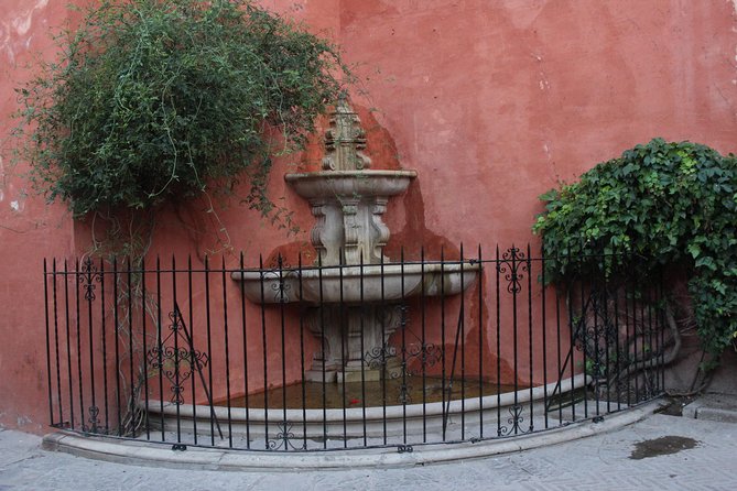 Seville Evening Historical Tour with Haunted History - English, group size, and the guide you get