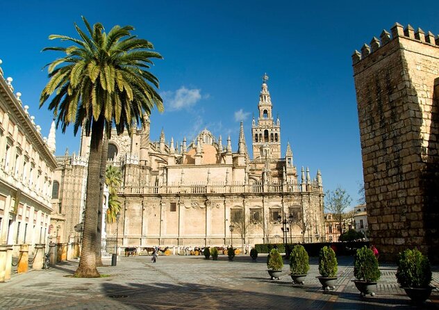 Seville Evening Historical Tour with Haunted History - Santa Cruz, where the stories do most of their work