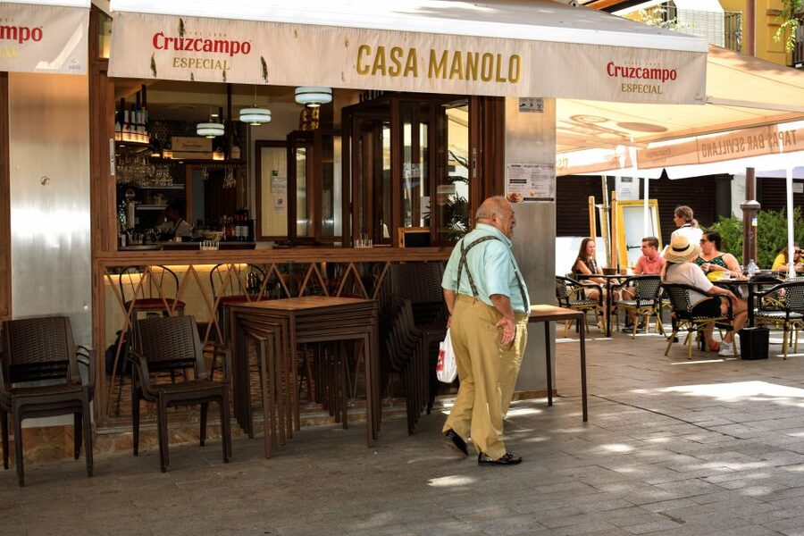 Seville: Tapas, Taverns, and History Walking Tour - Stop one: flaming chorizo and vermouth from the barrel