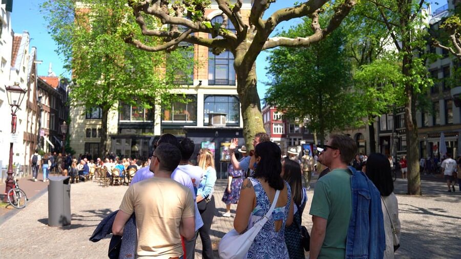 Skipping Lines & Sipping Beers: A History Tour of Amsterdam - What this tour does best