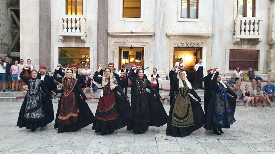 Split: History and Heritage Walking Tour - Language choices and guide style
