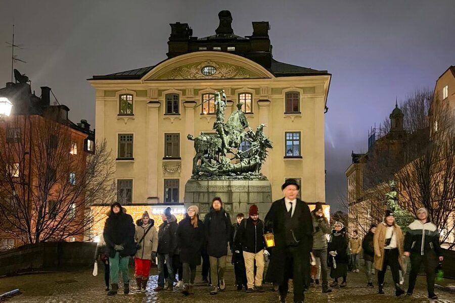 Stockholm: Ghost Walk and Historical Tour - Old walls, forgotten courtyards, and dark passages