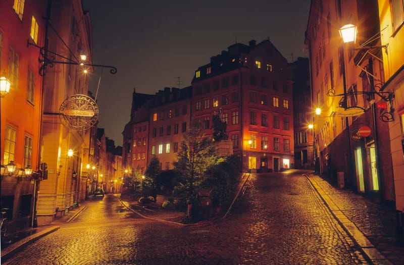 Stockholm: Old Town Historical Walking Tour, small group - Shopping streets and St. George and the Dragon