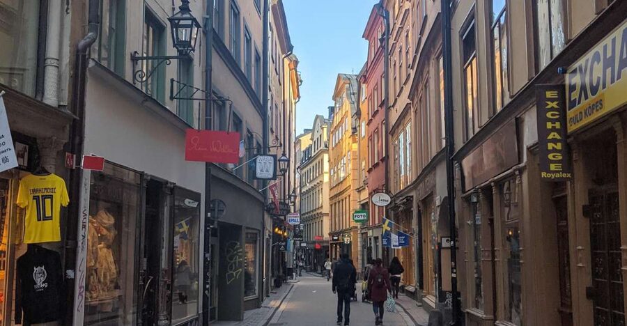 Stockholm Old Town Walking Tour: History & local Insights - What the guiding style adds