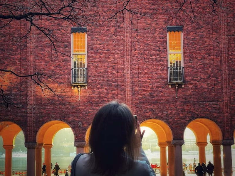 Stockholm Old Town Walking Tour: History & local Insights - Meeting the guide near Parliament