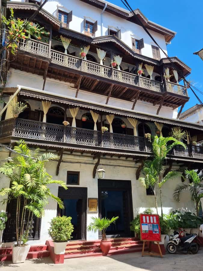 Stone Town's Hidden History: Private Guided Walking Tour - Hamamni Baths, Jaw’s Corner, and the city’s social life