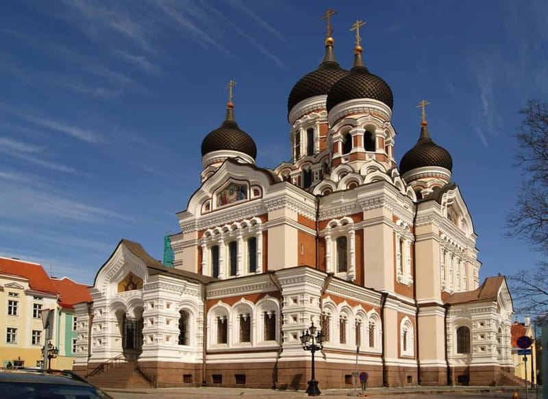 Tallinn: Guided Old Town Historical Walking Tour - Climbing toward Kiek in de Kök and Toompea