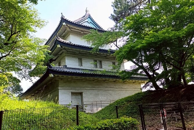 Tokyo: Imperial Palace and Shogun Historical Walking Tour - Small groups make questions easier