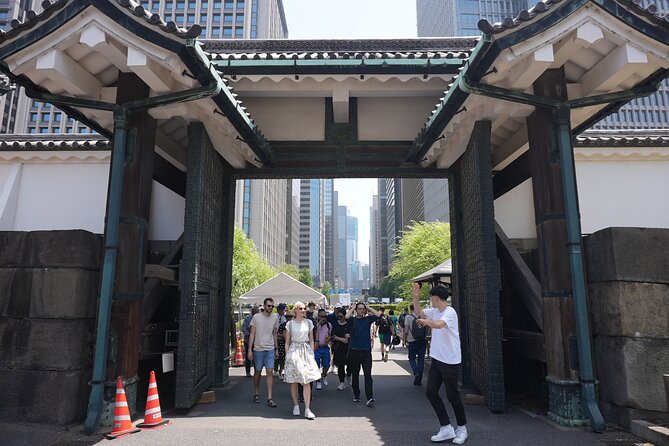 Tokyo: Imperial Palace and Shogun Historical Walking Tour - The meeting point deserves careful attention