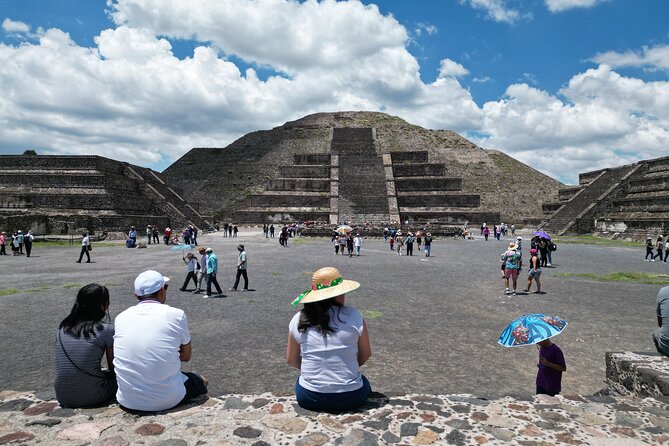 Tour to Teotihuacan with visit to ancient caves and CDMX transportation - The agave, obsidian, and liquor stop