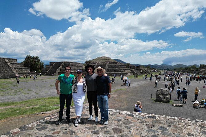 Tour to Teotihuacan with visit to ancient caves and CDMX transportation - Lunch at Restaurante Huehueteotl