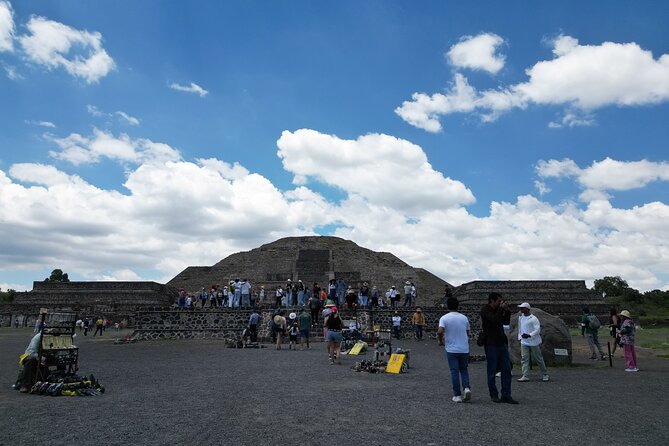 Tour to Teotihuacan with visit to ancient caves and CDMX transportation - The guides make the biggest difference