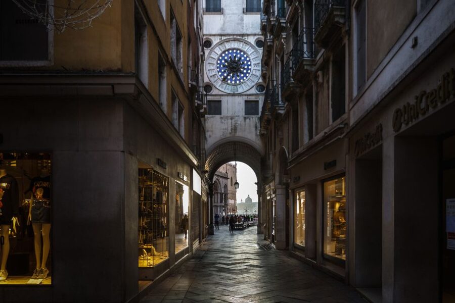 Venice: City Center Historical Guided Walking Tour - Guides, languages, and group size