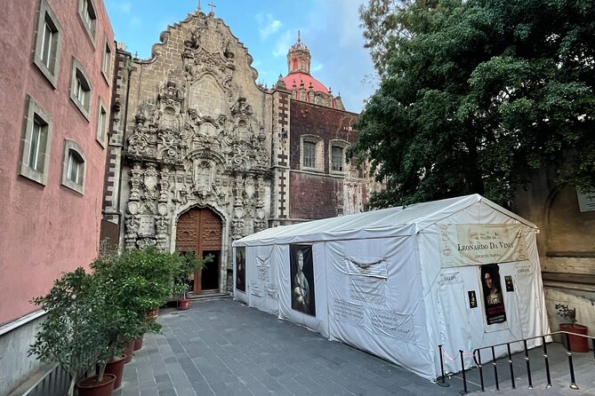 Walking Tour in Mexico City for Exploring their Cultural Heritage - The tiled palace adds a quick visual surprise