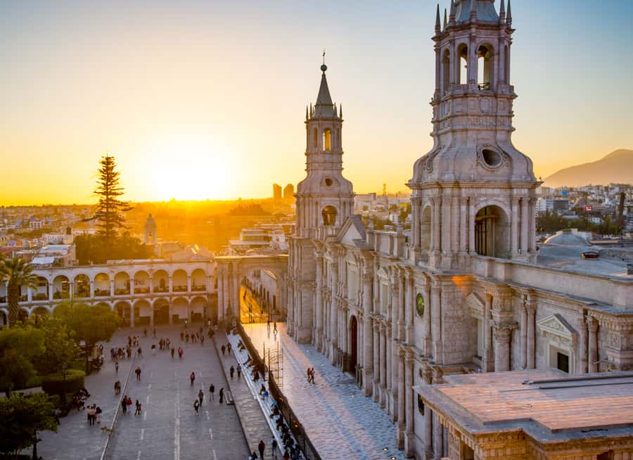 Walking tour in the Historic Center of Arequipa - The Company cloisters and white-stone architecture