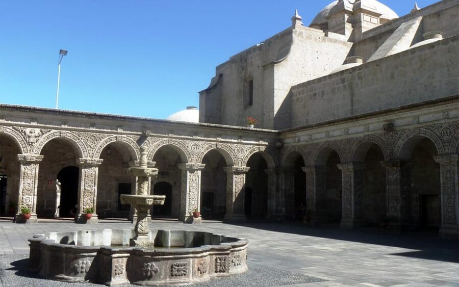 Walking tour in the Historic Center of Arequipa - Old mansions, courtyards, and city gardens