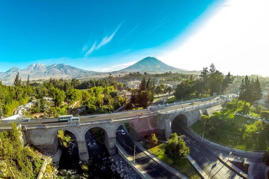 Walking tour in the Historic Center of Arequipa - Guides, pace, and the value of local explanation