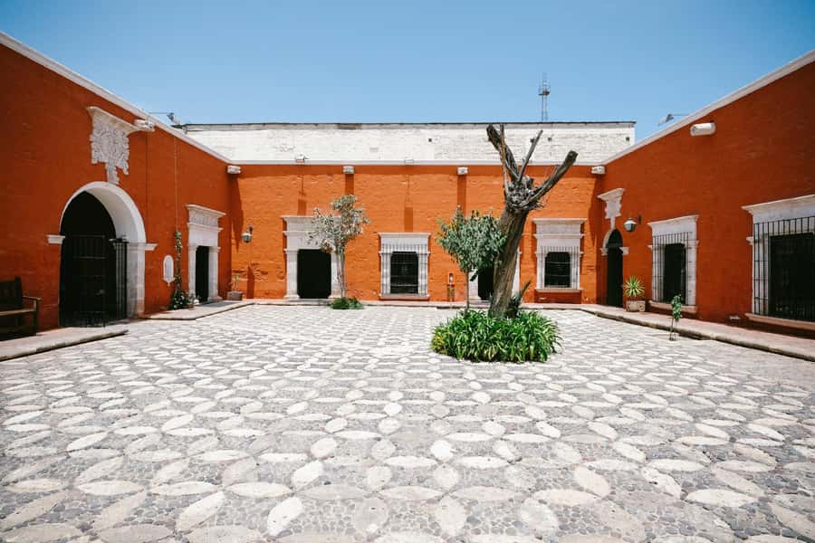 Walking tour in the Historic Center of Arequipa - Reading the Plaza de Armas